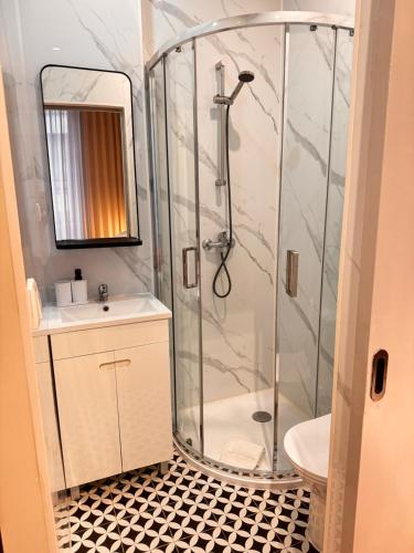 a bathroom with a shower and a sink at Casa da Maria Reguila in Porto