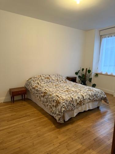 Posto letto in una camera bianca con copriletto di Namasté 1 a Étain