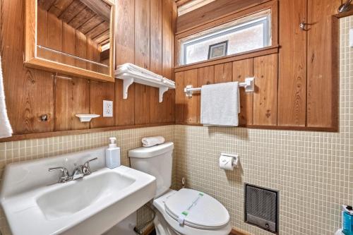 un bagno con un lavandino bianco e un water di Beach Front Escape with Private Deck & Beach Access, Pet Friendly a Manasota Beach