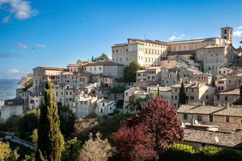 uma cidade no topo de uma colina com edifícios em Grazioso Appartamento in Centro con Vista em Todi