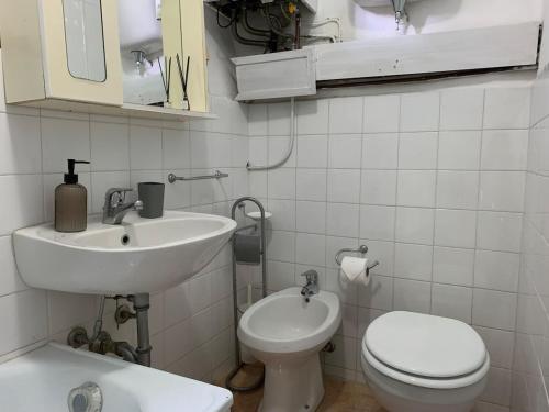 Ένα μπάνιο στο Grazioso Appartamento in Centro con Vista