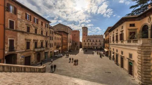 um grupo de pessoas caminhando por uma rua em Grazioso Appartamento in Centro con Vista em Todi