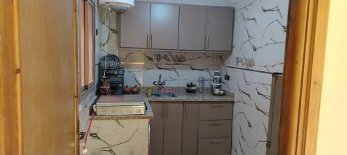 eine Küche mit einer verputzten Wand in der Unterkunft Dar Fatima in Aït Ali