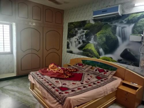 een slaapkamer met een bed met een schilderij aan de muur bij ss Lodge & cottage in Allinagaram