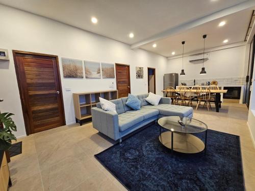 un salon avec un canapé et une table dans l'établissement v15 Ocean Serenity Residence, à Ko Pha Ngan