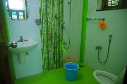 une salle de bains avec lavabo, douche et toilettes dans l'établissement Home Near Sabarimala, à Rānī