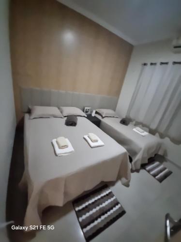 Casa de maria في بوا فيستا: غرفة بسريرين في غرفة بها