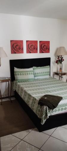 Ένα ή περισσότερα κρεβάτια σε δωμάτιο στο CASACOMPART itapua Quarto Basic individual