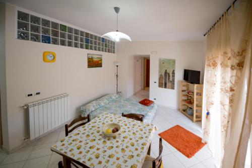 ein Wohnzimmer mit einem Tisch und einem Sofa in der Unterkunft Appartamento Vallone Petrara in Reggio di Calabria