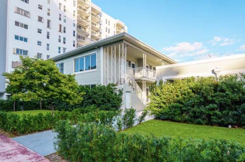 een appartementencomplex met een gazon ervoor bij Boutique Apartments Flamingo in Miami Beach