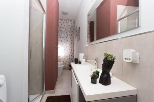 ein Badezimmer mit Waschbecken, Toilette und Dusche in der Unterkunft Segui le note della Tua vita in Cremona