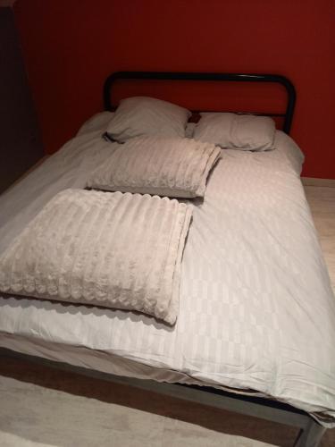 Ένα ή περισσότερα κρεβάτια σε δωμάτιο στο Loue une chambre pour les 24 heures voiture