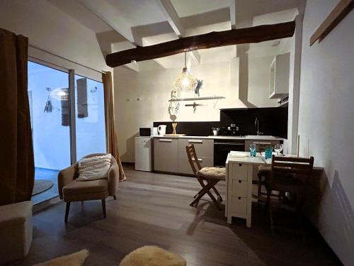 Η κουζίνα ή μικρή κουζίνα στο Agréable appartement à Bormes Village