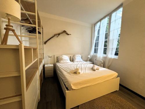 Ένα ή περισσότερα κρεβάτια σε δωμάτιο στο Agréable appartement à Bormes Village