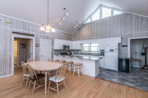 eine Küche und ein Esszimmer mit Tisch und Stühlen in der Unterkunft Crowfield in Edisto Beach