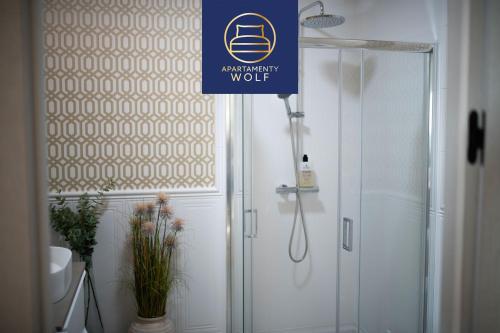 un bagno con doccia e un cartello con la scritta "emergenza lupo" di Apartament Kaszmirowy a Grudziądz