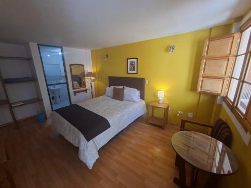 Ένα ή περισσότερα κρεβάτια σε δωμάτιο στο Posada Nueva España