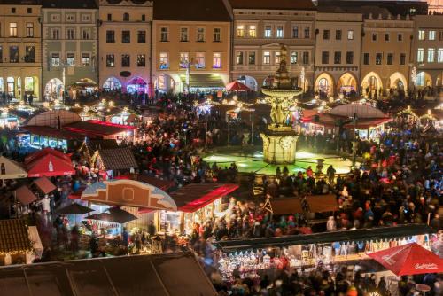 غراند هوتل زفون في تشيسكي بوديوفيتسه: زحمة الناس يتجولون في سوق عيد الميلاد