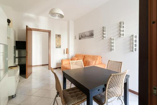 GuestHost - Bright Comfy Apartment