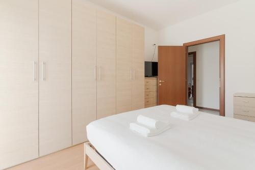 GuestHost - Bright Comfy Apartment