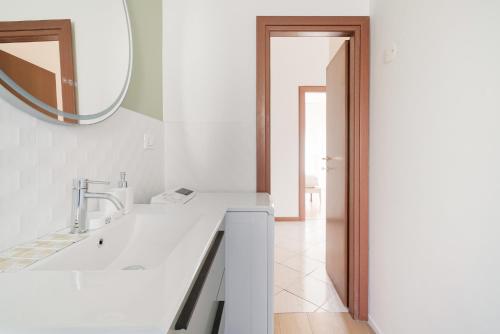 GuestHost - Bright Comfy Apartment