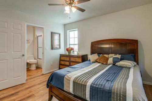 Happy JackPet-Friendly Blue Ridge Cabin Wraparound Deck!的一间卧室，里面有一张床和一个吊扇