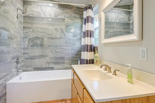 Happy JackPet-Friendly Blue Ridge Cabin Wraparound Deck!的带水槽、浴缸和淋浴的浴室