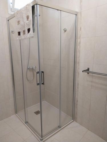 eine Dusche mit Glastür im Badezimmer in der Unterkunft Apartment Espiritu Santo in Ronda