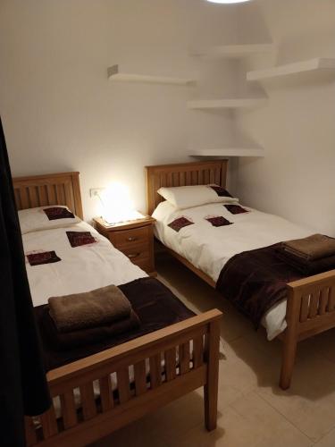 zwei nebeneinander stehende Betten in einem Schlafzimmer in der Unterkunft Apartment Espiritu Santo in Ronda