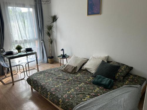 Ένα ή περισσότερα κρεβάτια σε δωμάτιο στο Studio cosy Gare à 1 min Accès Paris rapide