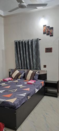 ein Schlafzimmer mit einem Bett in einem Zimmer in der Unterkunft Diya STAYS in Rāmpur Hāt