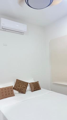 Un pat sau paturi într-o cameră la Casa Colibrí Playa Blanca