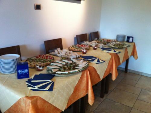 un grupo de mesas con platos de comida. en Agriturismo San Floreano, en Buia