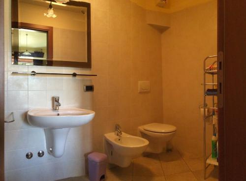 uma casa de banho com um lavatório e um WC em Agriturismo San Floreano em Buia