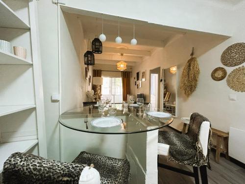 Posezení v ubytování Appartement Charmant à Bormes-les-Mimosas Village