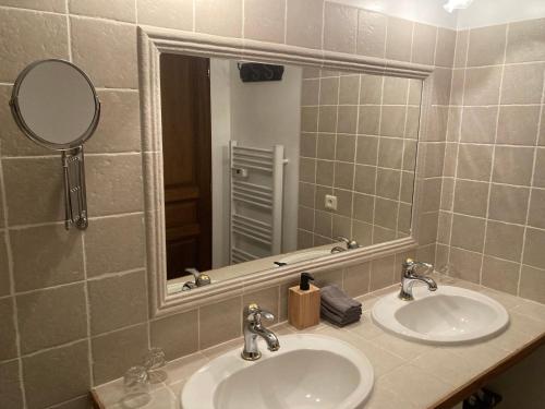Un baño con dos lavabos y un espejo grande. en Clos des Lavandes - Chambres et Suites de charme climatisées-Luberon, en Lacoste