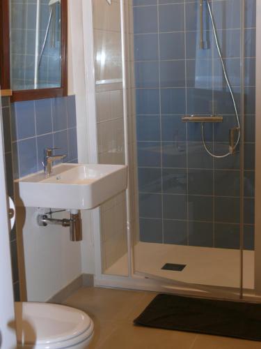 een badkamer met een toilet, een wastafel en een douche bij A la belle étoile - Auberge in Mellionnec