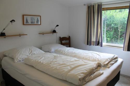 Postel nebo postele na pokoji v ubytování Huisje aan Zee