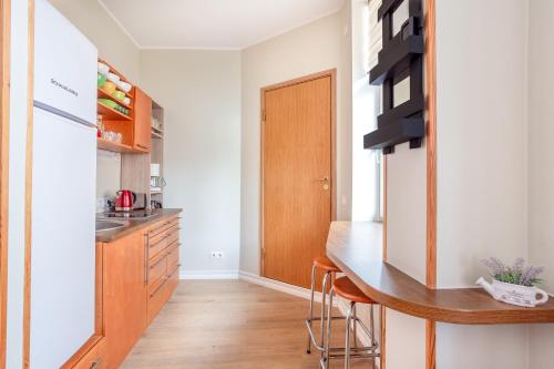 eine Küche mit einer Holztheke und einem Holztisch in der Unterkunft Old town apartment in Pärnu