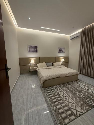 哈费尔巴廷شقة Vip عائلية وصول ذاتي的一间卧室配有一张大床和地毯。