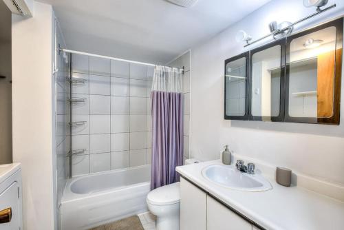 Ένα μπάνιο στο Family Friendly 2BR upto 6 guests! With parking!