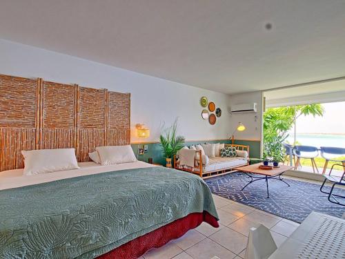 Ένα ή περισσότερα κρεβάτια σε δωμάτιο στο Studio Bambou à deux pas de la plage d'Orient Bay - FR-1-734-39