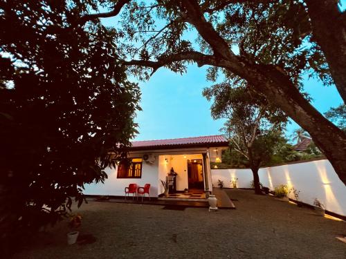 Το κτήριο όπου στεγάζεται  η παραθεριστική κατοικία