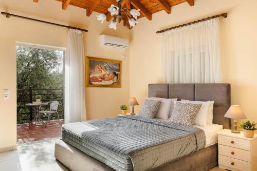 Villa Aliona في Mavráta: غرفة نوم مع سرير وشرفة