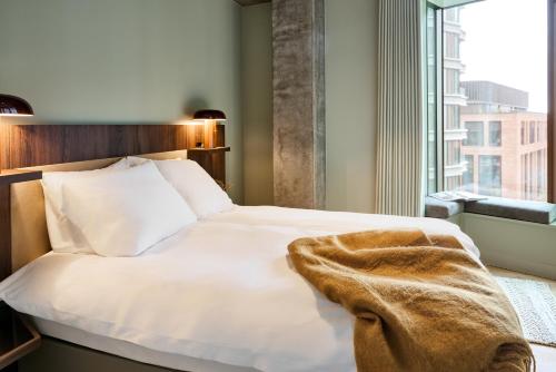 Rúm í herbergi á Locke Copenhagen