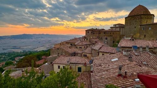 Una vista de una ciudad medieval con tejados. en ASTOR - La Dolce Vita the Tuscan way, en Montecatini Val di Cecina