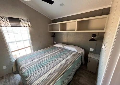 En eller flere senge i et værelse på Peaceful Tiny Home - Mins to Bald River & Downtown