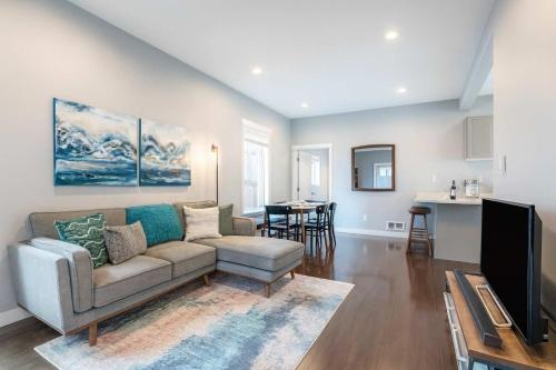 Afbeelding uit fotogalerij van Fremont Bungalow with Backyard View Seattle in Seattle