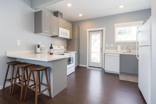 Afbeelding uit fotogalerij van Fremont Bungalow with Backyard View Seattle in Seattle