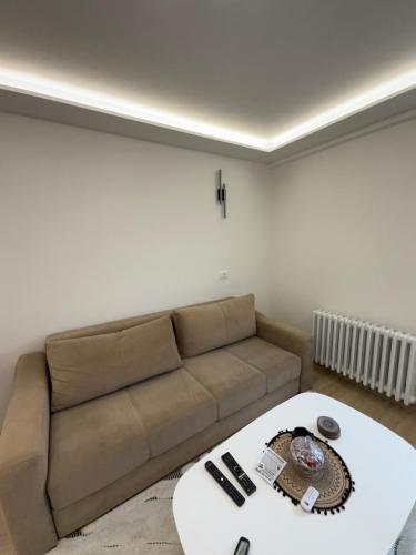 ein Wohnzimmer mit Sofa und Tisch in der Unterkunft Stan Sarajevo in Sarajevo